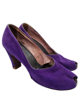 Load image into Gallery viewer, 1940s Bright Purple Court Suede Shoes
