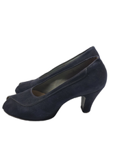 Load image into Gallery viewer, 1940s Navy Suede Peep Toe Court Shoes
