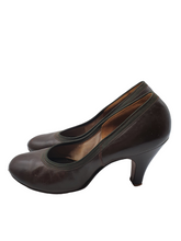 Load image into Gallery viewer, 1940s Chocolate Brown Court Shoes
