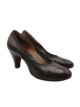 Load image into Gallery viewer, 1940s Chocolate Brown Court Shoes
