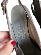 Load image into Gallery viewer, 1940s Brown/Black Bow Slingback Shoes
