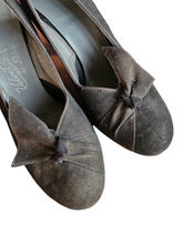 Load image into Gallery viewer, 1940s Brown/Black Bow Slingback Shoes
