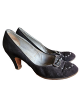 Load image into Gallery viewer, 1950s Black Bow Suede Court Shoes
