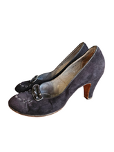 Load image into Gallery viewer, 1950s Black Bow Suede Court Shoes
