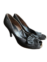 Load image into Gallery viewer, 1950s Black Fabric Bow Peep Toe Shoes
