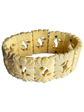 Load image into Gallery viewer, 1940s Carved Flower Stretchy Bracelet
