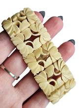 Load image into Gallery viewer, 1940s Carved Flower Stretchy Bracelet
