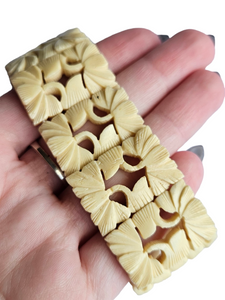 1940s Carved Flower Stretchy Bracelet