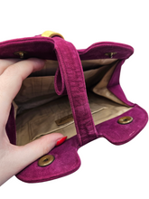 Load image into Gallery viewer, 1940s Fuschia Pink Suede Bag and Gloves Set
