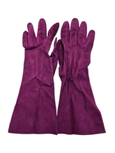 Load image into Gallery viewer, 1940s Fuschia Pink Suede Bag and Gloves Set
