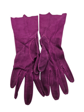 Load image into Gallery viewer, 1940s Fuschia Pink Suede Bag and Gloves Set
