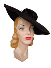 Load image into Gallery viewer, 1940s Brown Peachskin/Velvet Fedora Hat
