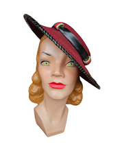 Load image into Gallery viewer, 1940s Dark Red and Black Raffia/Straw Tilt Hat
