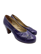 Load image into Gallery viewer, 1940s Purple Leather Court Shoes With Rhinestones
