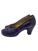 Load image into Gallery viewer, 1940s Purple Leather Court Shoes With Rhinestones
