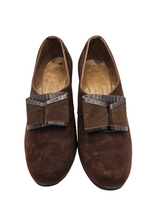 Load image into Gallery viewer, 1940s Brown Suede and Leather Bow Shoes
