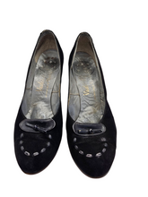 Load image into Gallery viewer, 1950s Black Bow Suede Court Shoes
