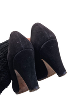 Load image into Gallery viewer, 1950s Black Bow Suede Court Shoes
